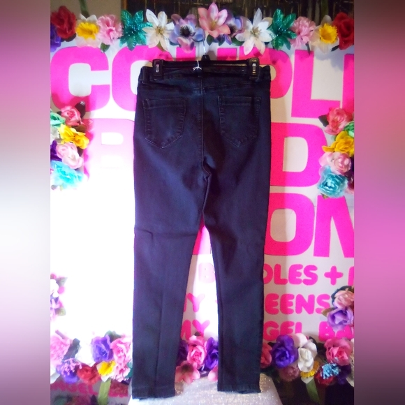 #047👉🏼Women's/Teens Black 🖤 Jeans With Rips - Picture 2 of 4